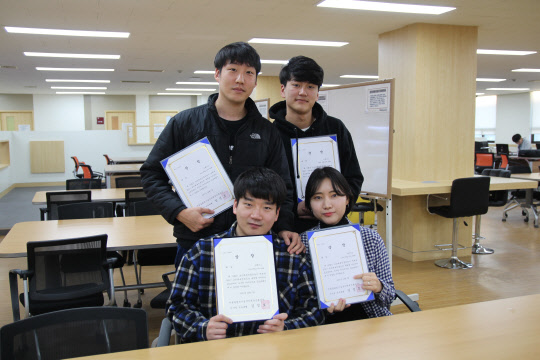 세종대·세종사이버대학교(총장 신 구)는 세종대 경영학과 브랜드 연구회 '브랜디스'(Brandis)가 국민체육진흥공단이 주최한 대학생 아이디어 공모전에서 대상을 수상했다고 30일 밝혔다. 브랜디스 소속인 장원철(경영학과) 하성철(디지털콘텐츠학과) 조창우(경영학과) 임주은(경영학과) 학생이 주인공이다. 세종대 제공